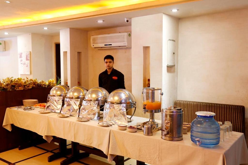 Airport La Sapphire Hotel & Restaurant นิวเดลี ภายนอก รูปภาพ