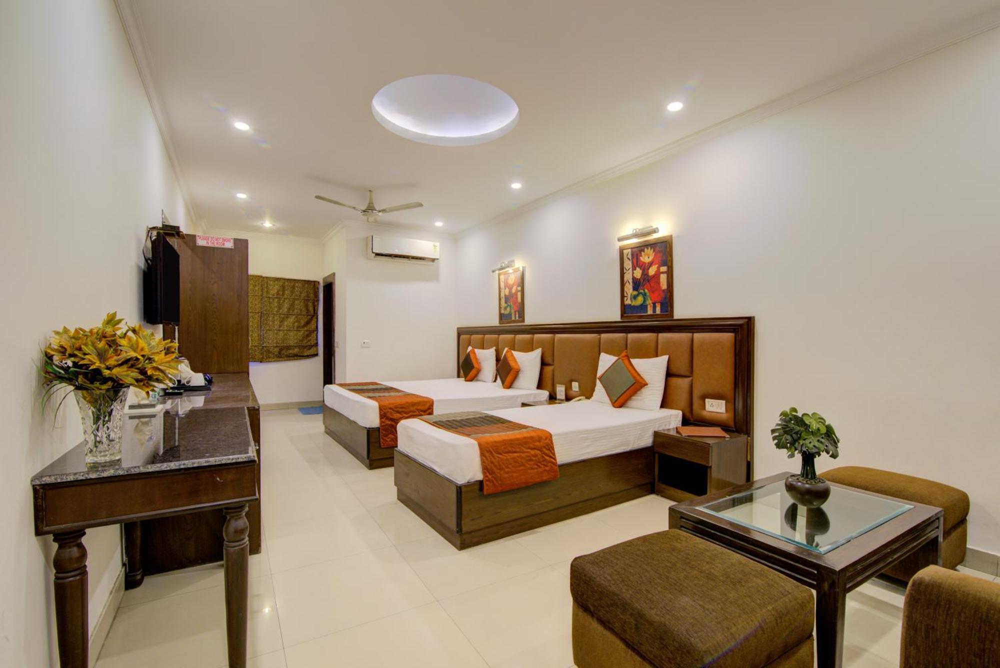 Airport La Sapphire Hotel & Restaurant นิวเดลี ภายนอก รูปภาพ